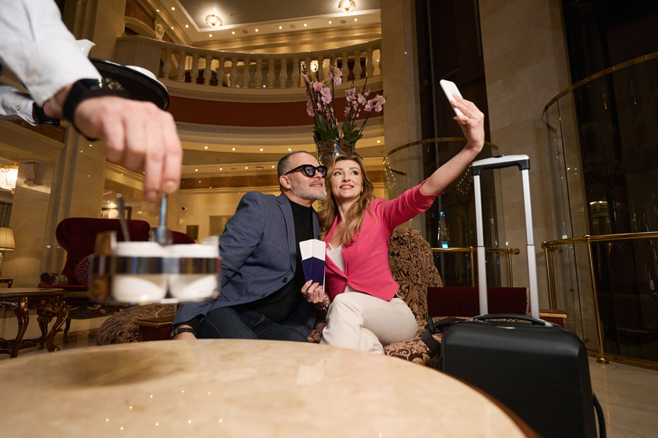 casino de monte-carlo review - man and woman take selfie - real action slots